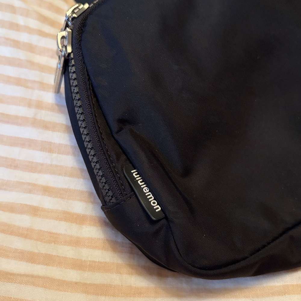 lululemon athletica Black Everywhere Belt Bag - Picture 3 of 6